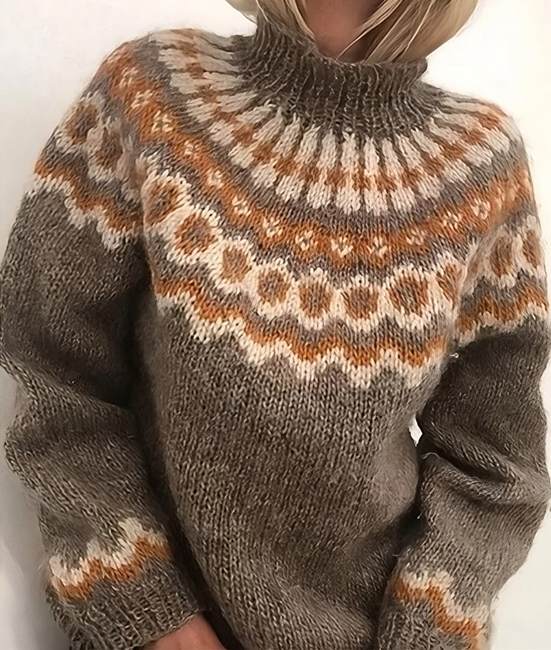 "Damen Rollkragenpullover aus isländischer Wolle, Vorderansicht, kuschelig und elegant, ideal für kalte Tage."