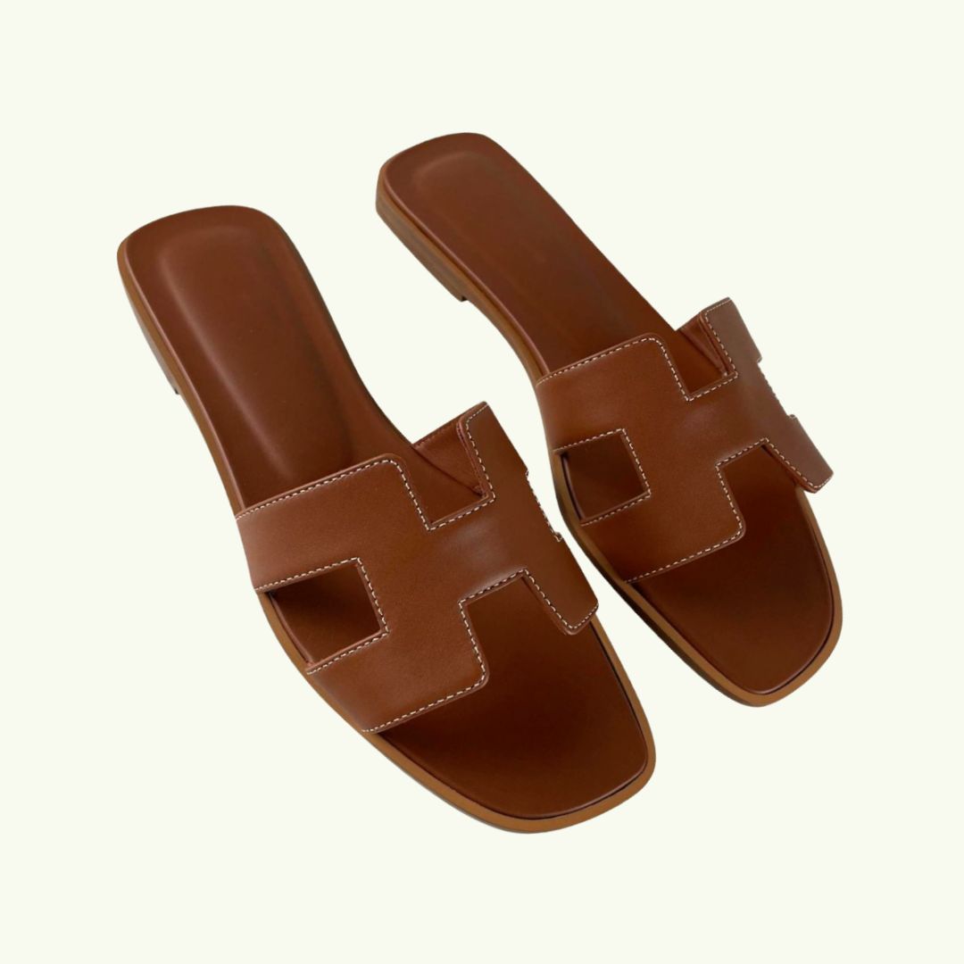 "Damen Sandalen flach elegant, braun Kunstleder, vielseitig kombinierbar; ideal für Sommeroutfits mit hohem Tragekomfort."