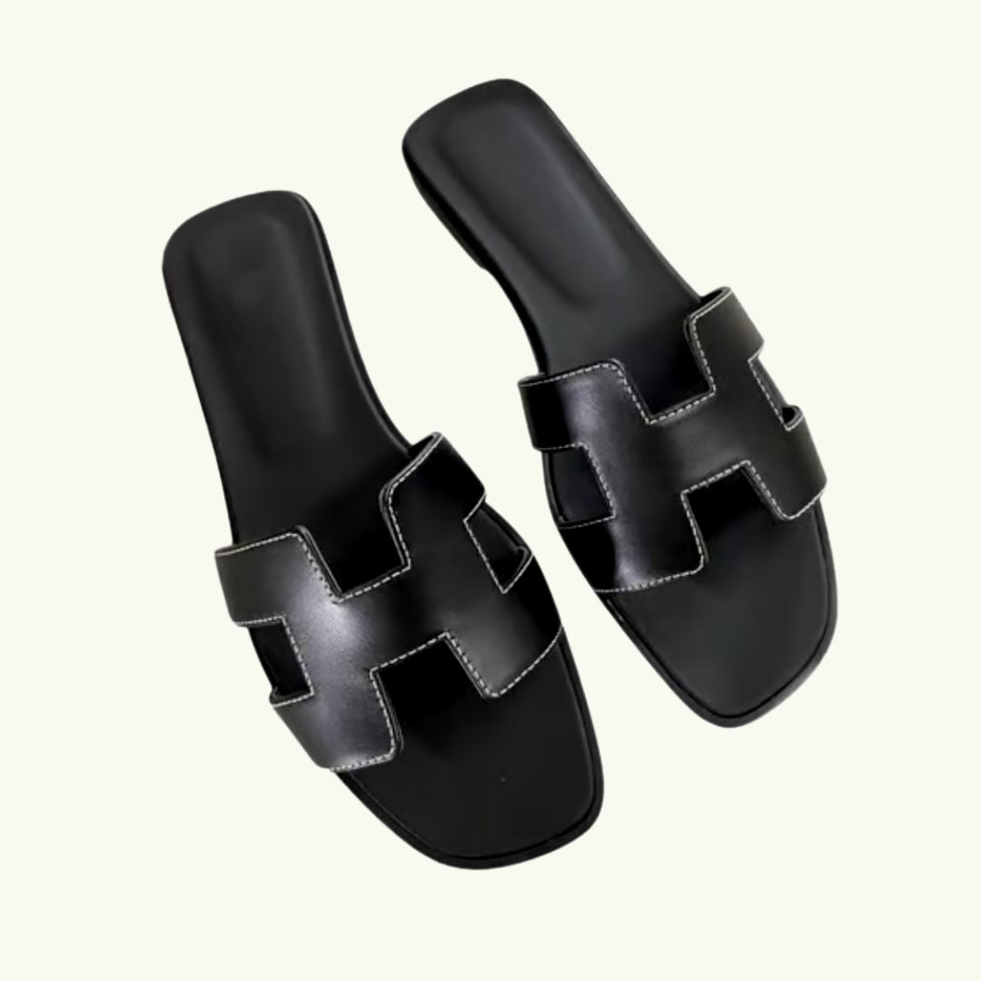 "Damen Sandalen flach elegant, braun Kunstleder, vielseitig kombinierbar; ideal für Sommeroutfits mit hohem Tragekomfort."