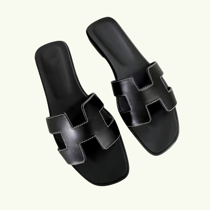 "Damen Sandalen flach elegant, braun Kunstleder, vielseitig kombinierbar; ideal für Sommeroutfits mit hohem Tragekomfort."