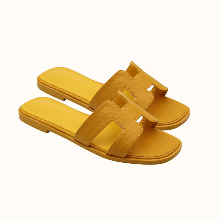 "Damen Sandalen flach elegant, braun Kunstleder, vielseitig kombinierbar; ideal für Sommeroutfits mit hohem Tragekomfort."