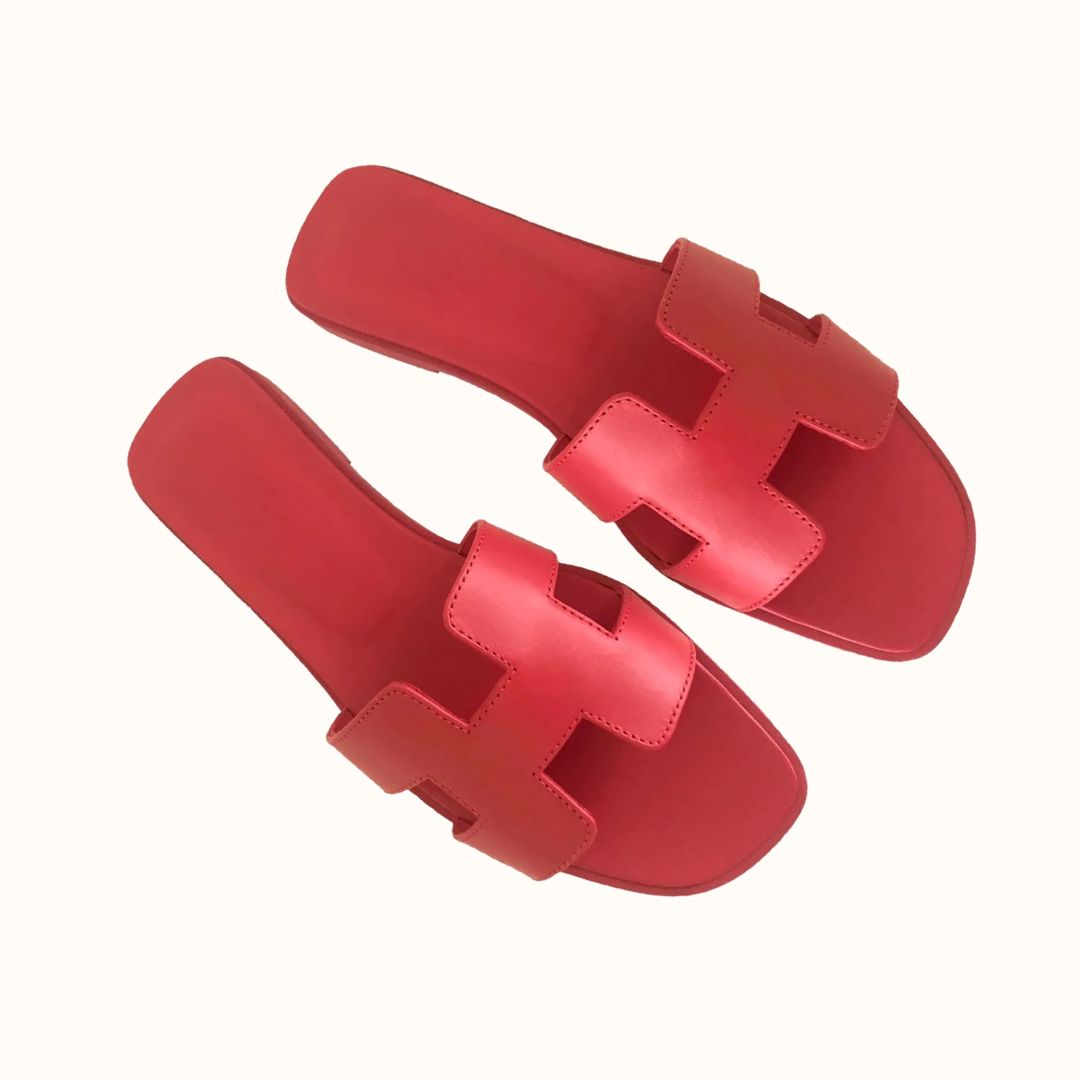 "Damen Sandalen flach elegant, braun Kunstleder, vielseitig kombinierbar; ideal für Sommeroutfits mit hohem Tragekomfort."