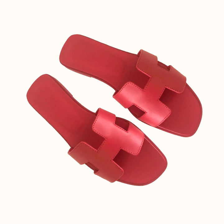 "Damen Sandalen flach elegant, braun Kunstleder, vielseitig kombinierbar; ideal für Sommeroutfits mit hohem Tragekomfort."