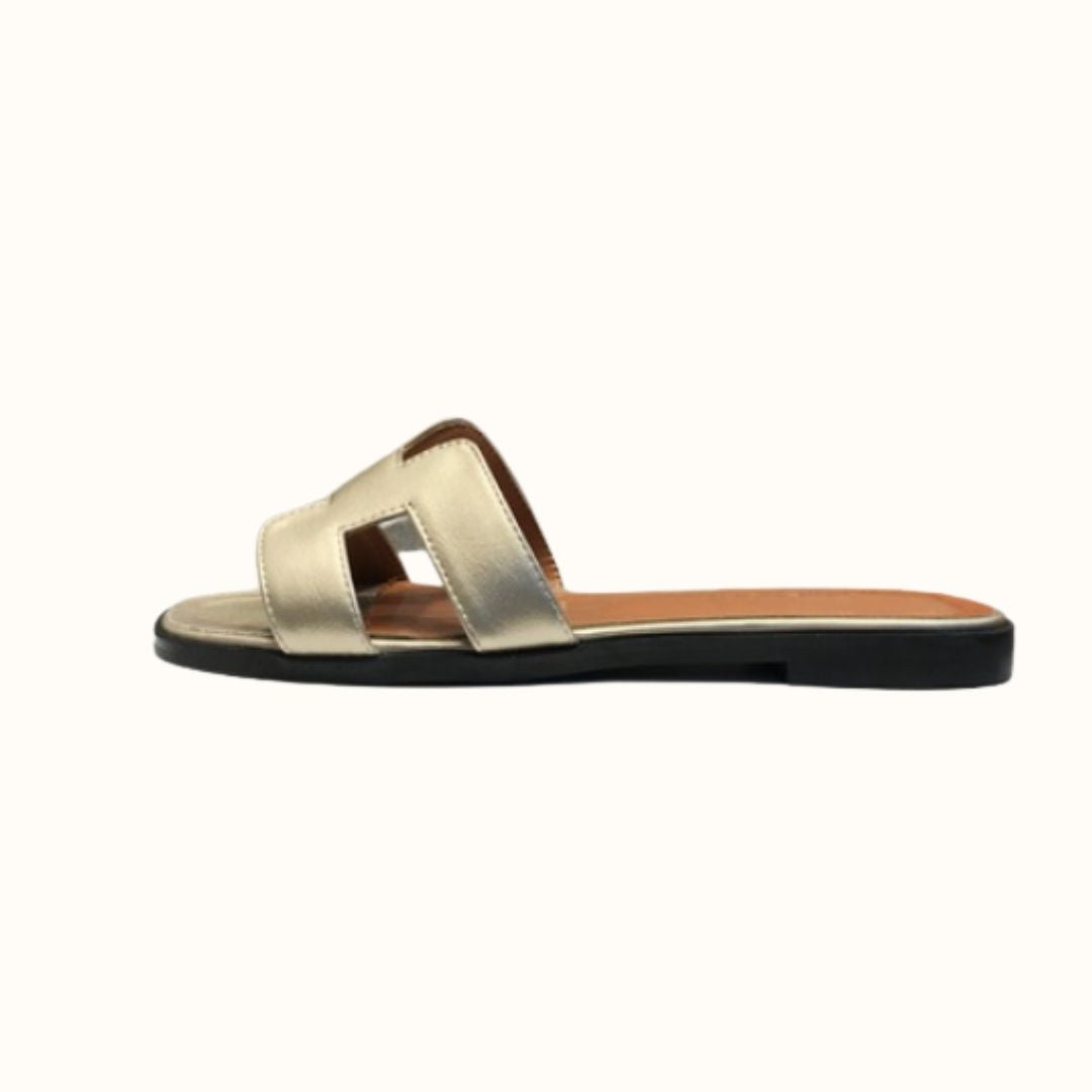 "Damen Sandalen flach elegant, braun Kunstleder, vielseitig kombinierbar; ideal für Sommeroutfits mit hohem Tragekomfort."