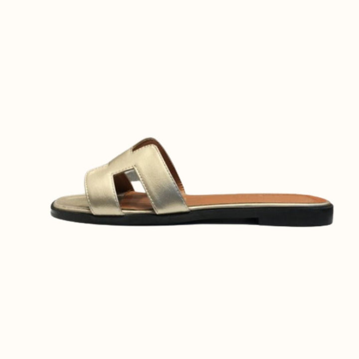 "Damen Sandalen flach elegant, braun Kunstleder, vielseitig kombinierbar; ideal für Sommeroutfits mit hohem Tragekomfort."