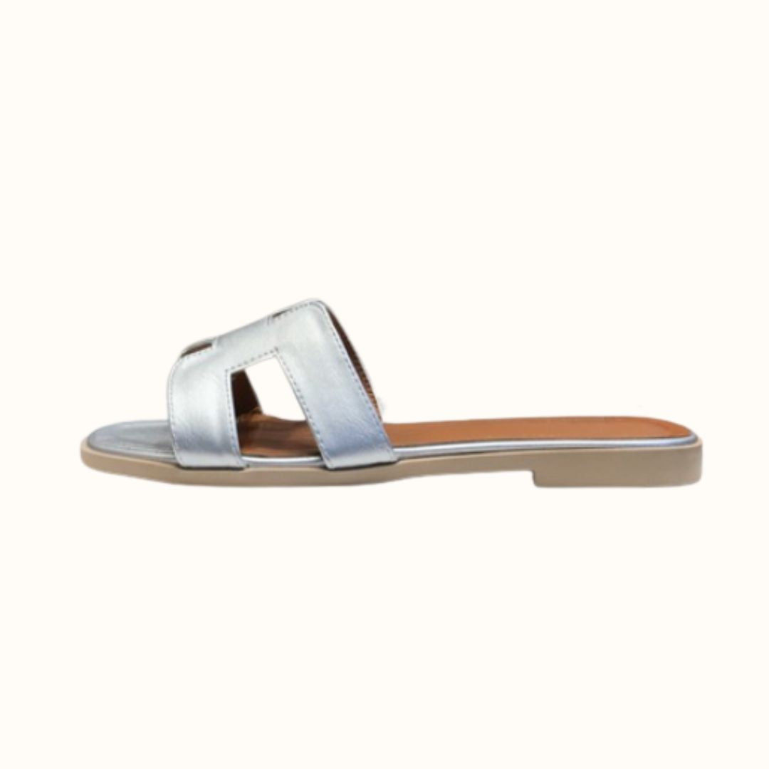 "Damen Sandalen flach elegant, braun Kunstleder, vielseitig kombinierbar; ideal für Sommeroutfits mit hohem Tragekomfort."