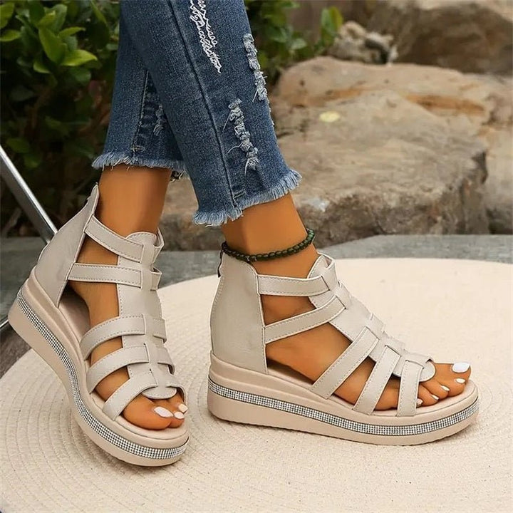 "Damen-Strasssandalen mit Keilabsatz in Weiß zeigen Glamour und Komfort mit funkelnden Strassdetails und offenem Design."