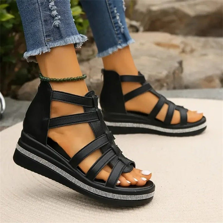 "Damen-Strasssandalen mit Keilabsatz in Weiß zeigen Glamour und Komfort mit funkelnden Strassdetails und offenem Design."