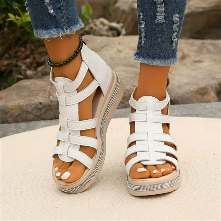 "Damen-Strasssandalen mit Keilabsatz in Weiß zeigen Glamour und Komfort mit funkelnden Strassdetails und offenem Design."