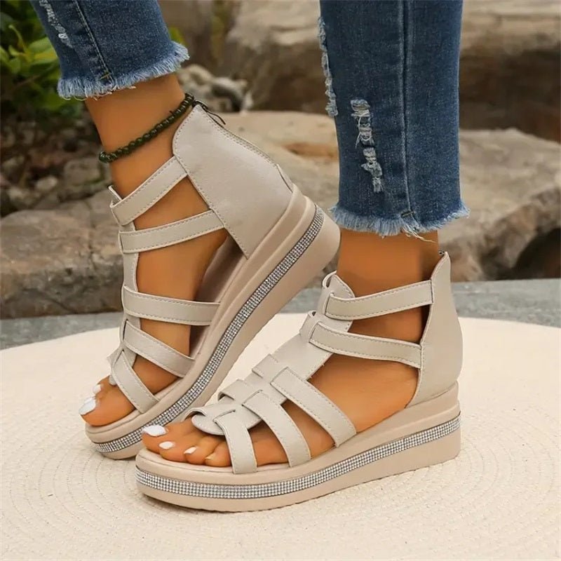 "Damen-Strasssandalen mit Keilabsatz in Weiß zeigen Glamour und Komfort mit funkelnden Strassdetails und offenem Design."
