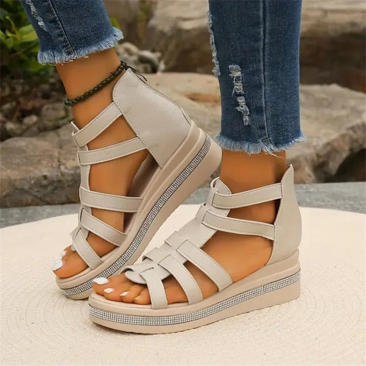 "Damen-Strasssandalen mit Keilabsatz in Weiß zeigen Glamour und Komfort mit funkelnden Strassdetails und offenem Design."