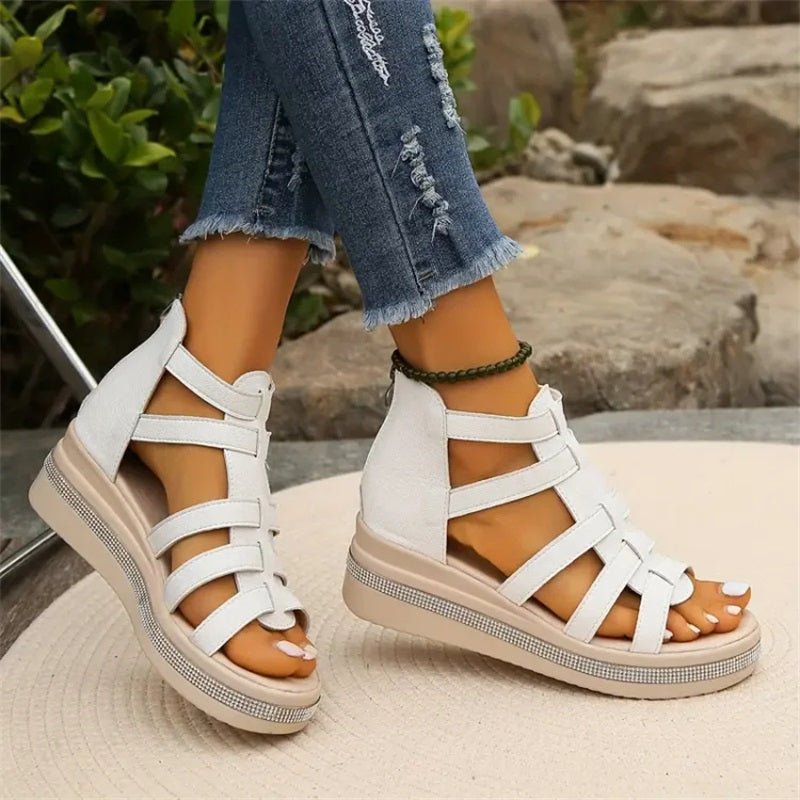 "Damen-Strasssandalen mit Keilabsatz in Weiß zeigen Glamour und Komfort mit funkelnden Strassdetails und offenem Design."