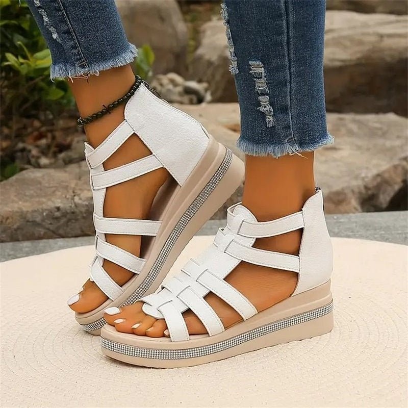 "Damen-Strasssandalen mit Keilabsatz in Weiß zeigen Glamour und Komfort mit funkelnden Strassdetails und offenem Design."