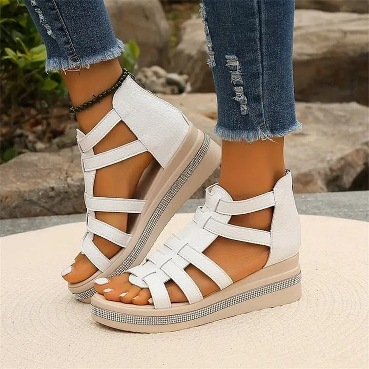 "Damen-Strasssandalen mit Keilabsatz in Weiß zeigen Glamour und Komfort mit funkelnden Strassdetails und offenem Design."