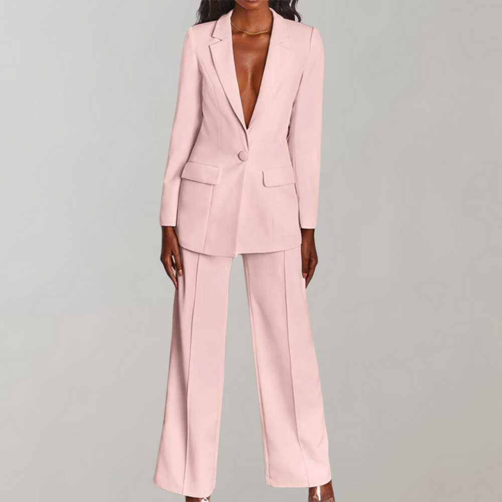 Frau in rosa Anzug, Blazer und Hose, elegante Damenmode, Business-Outfit, stilvoll.