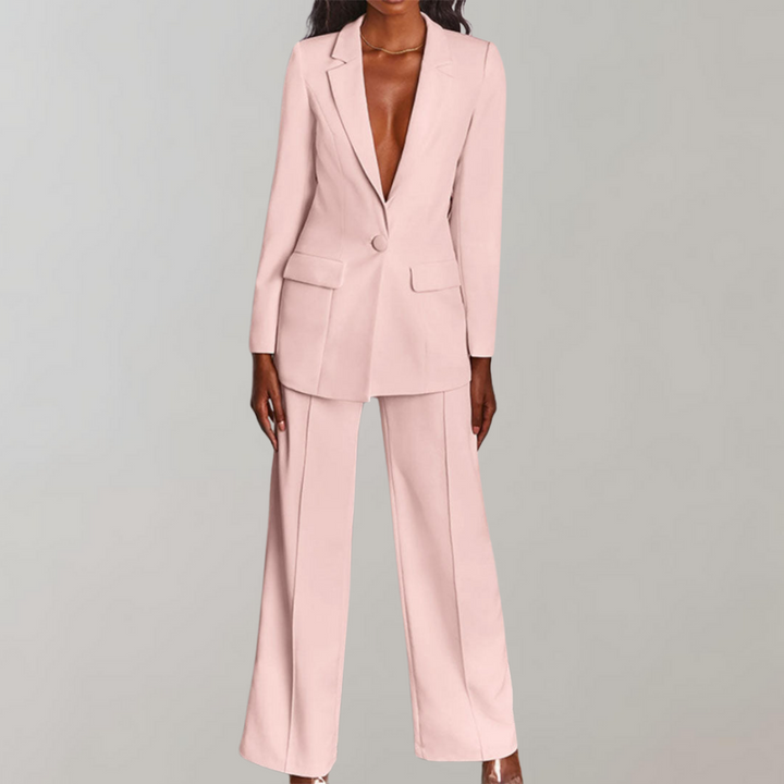 Frau in rosa Anzug, Blazer und Hose, elegante Damenmode, Business-Outfit, stilvoll.