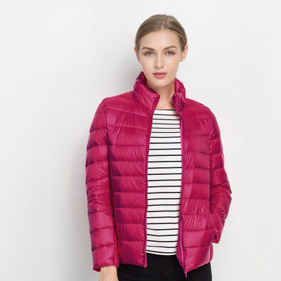 Frau in pinker Daunenjacke, gestreiftes Shirt, modische Winterbekleidung, Damenmode.