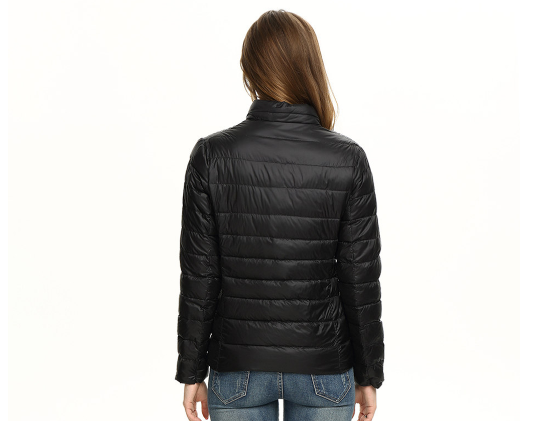 Schwarze Daunenjacke Damen, leicht, warm, modisch, Rückansicht, Winterbekleidung.