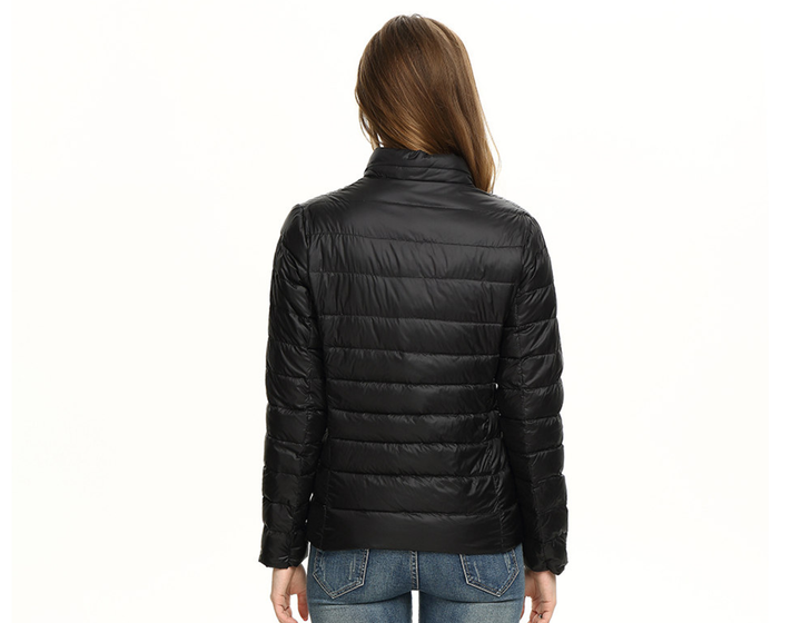 Schwarze Daunenjacke Damen, leicht, warm, modisch, Rückansicht, Winterbekleidung.