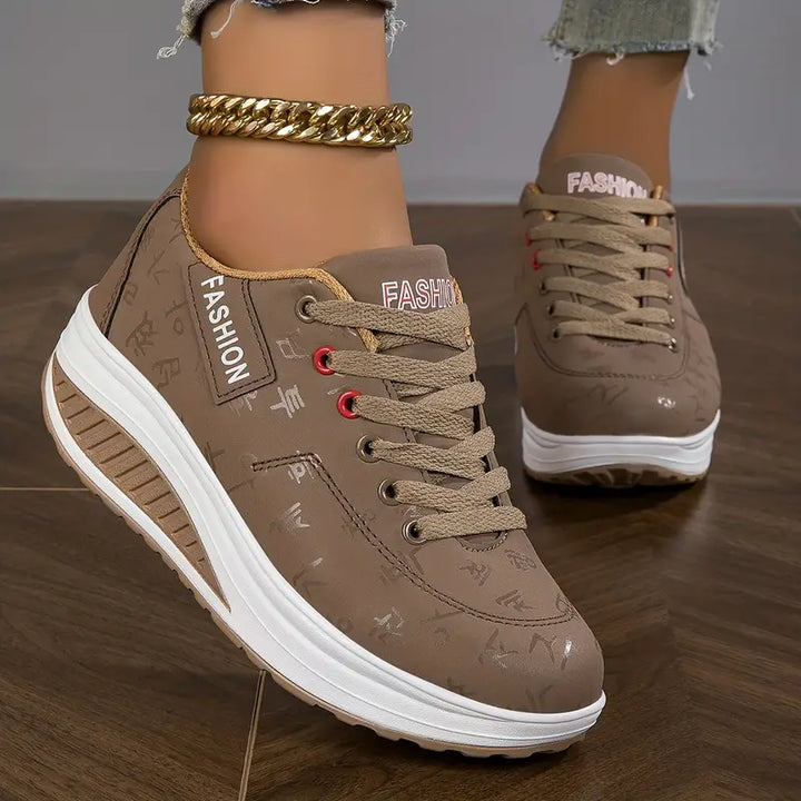 Damen Sneaker beige, modisch, Lederoptik, Plateau-Sohle, lässig, goldene Kette, Streetwear.