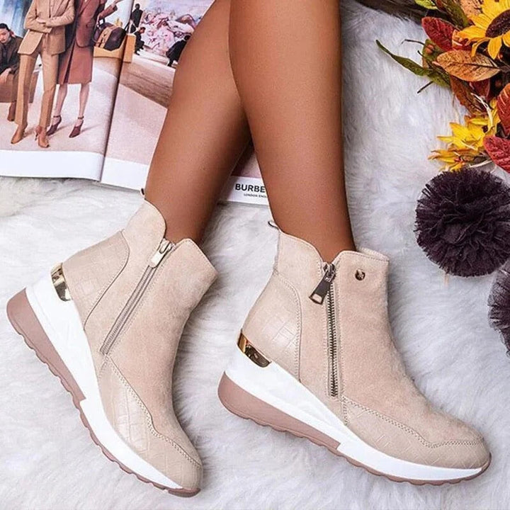 Beige Damenstiefeletten mit Keilabsatz, Reißverschluss, Herbst-Winter, modisch, bequem.