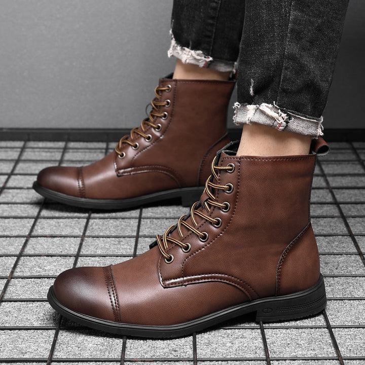 "Damenlederstiefel robust elegant verschiedene Farben, auf Stuhl in modischem Design. Ideal für jeden Look und Anlass."