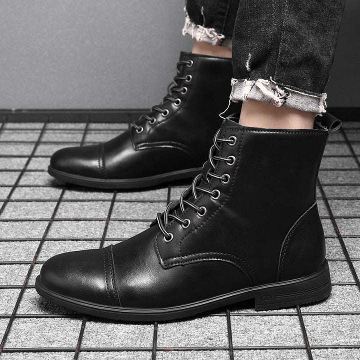 "Damenlederstiefel robust elegant verschiedene Farben, auf Stuhl in modischem Design. Ideal für jeden Look und Anlass."