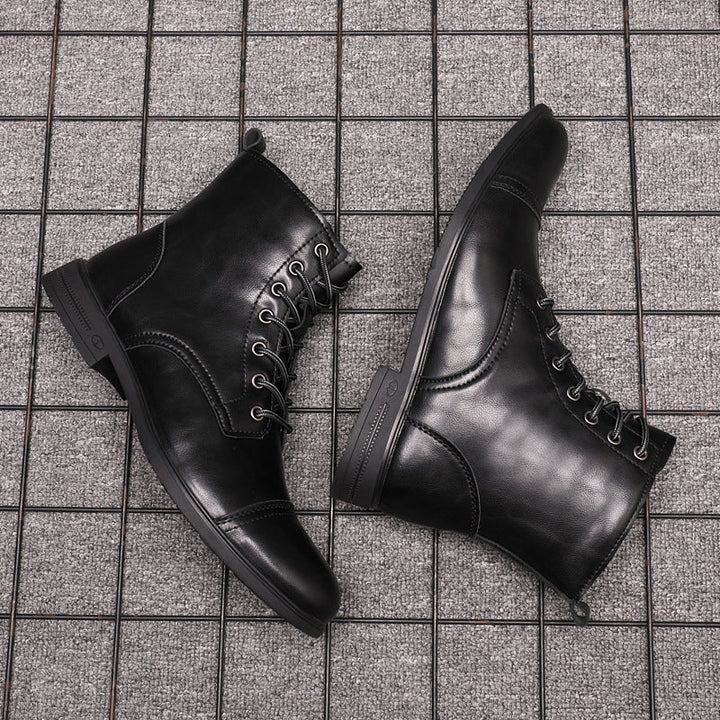 "Damenlederstiefel robust elegant verschiedene Farben, auf Stuhl in modischem Design. Ideal für jeden Look und Anlass."