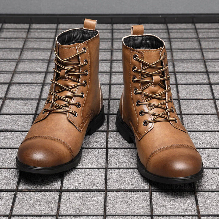 "Damenlederstiefel robust elegant verschiedene Farben, auf Stuhl in modischem Design. Ideal für jeden Look und Anlass."