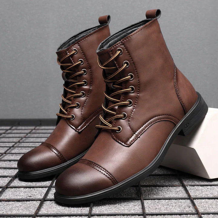 "Damenlederstiefel robust elegant verschiedene Farben, auf Stuhl in modischem Design. Ideal für jeden Look und Anlass."
