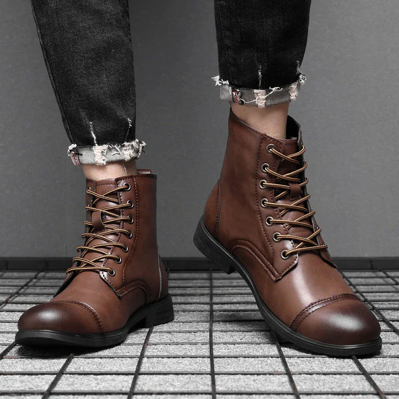 "Damenlederstiefel robust elegant verschiedene Farben, auf Stuhl in modischem Design. Ideal für jeden Look und Anlass."