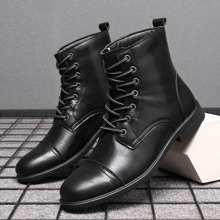 "Damenlederstiefel robust elegant verschiedene Farben, auf Stuhl in modischem Design. Ideal für jeden Look und Anlass."