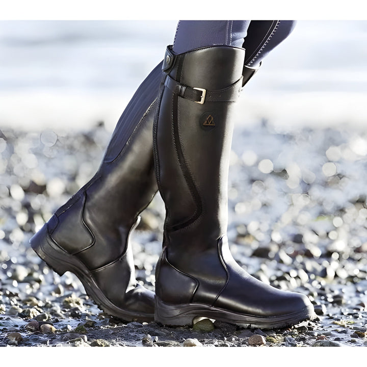 "Damenlederstiefel robust elegant verschiedene Farben, auf Stuhl in modischem Design. Ideal für jeden Look und Anlass."