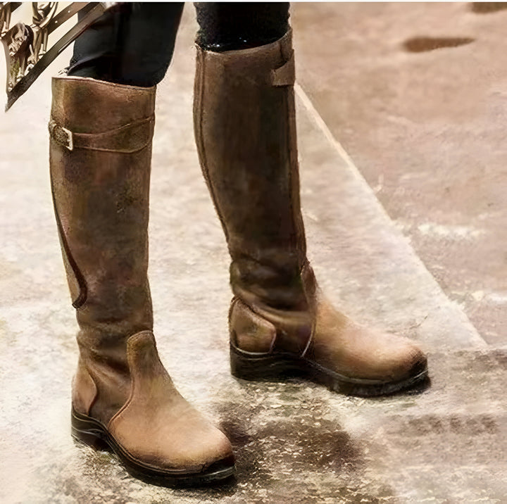 "Damenlederstiefel robust elegant verschiedene Farben, auf Stuhl in modischem Design. Ideal für jeden Look und Anlass."