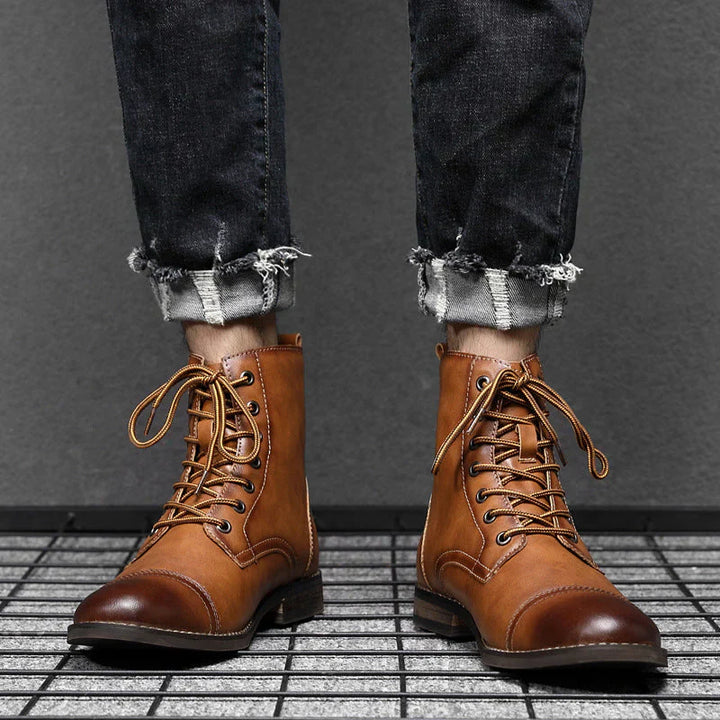 "Damenlederstiefel robust elegant verschiedene Farben, auf Stuhl in modischem Design. Ideal für jeden Look und Anlass."