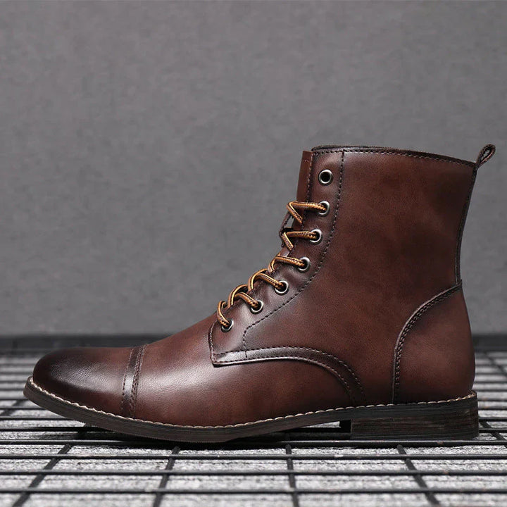 "Damenlederstiefel robust elegant verschiedene Farben, auf Stuhl in modischem Design. Ideal für jeden Look und Anlass."