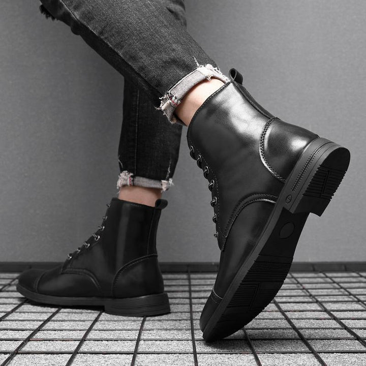 "Damenlederstiefel robust elegant verschiedene Farben, auf Stuhl in modischem Design. Ideal für jeden Look und Anlass."