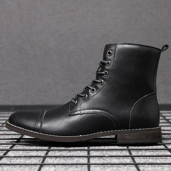 "Damenlederstiefel robust elegant verschiedene Farben, auf Stuhl in modischem Design. Ideal für jeden Look und Anlass."