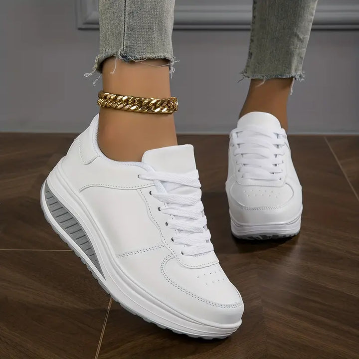 Weiße Damen-Sneaker mit Plateau, Leder, goldene Fußkette, modisch, bequem, Freizeitmode.