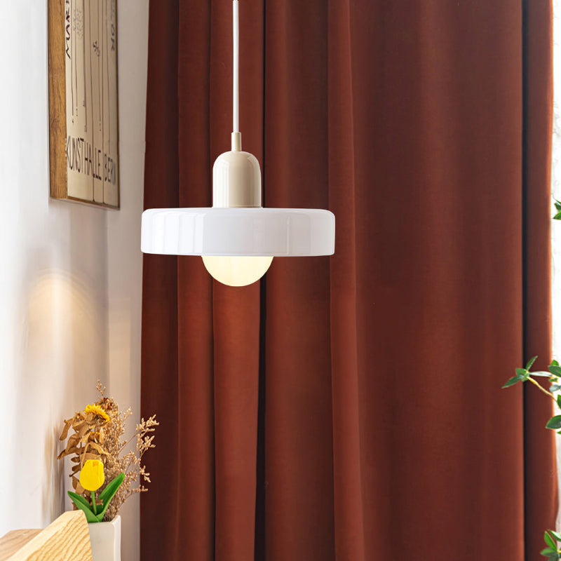 "Deckenleuchte skandinavischer Stil, handgefertigt, minimalistisches Design, gläserner Lampenschirm, elegante Beleuchtung."