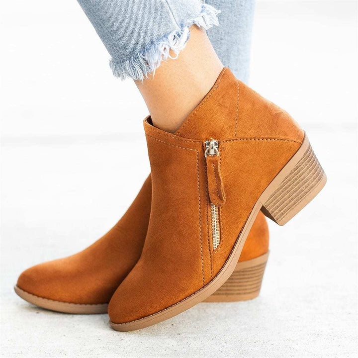 "Dolores Damen Lederstiefel orthopädisch, elegant hellbraun, bequem, modisch für Alltag und Anlässe."