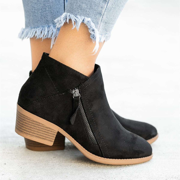 "Dolores Damen Lederstiefel orthopädisch, elegant hellbraun, bequem, modisch für Alltag und Anlässe."