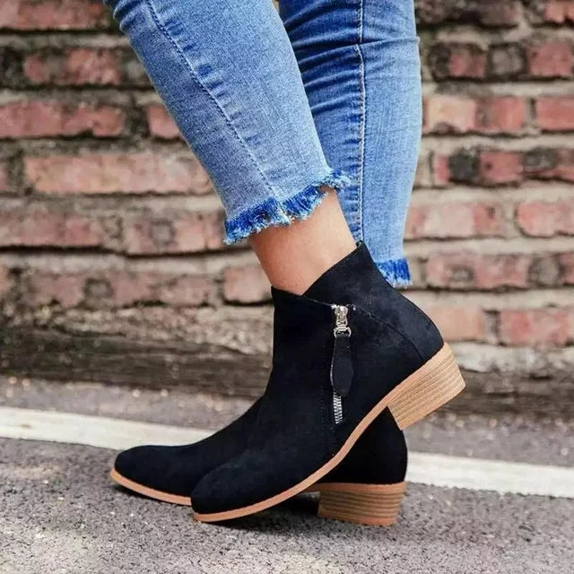 "Dolores Damen Lederstiefel orthopädisch, elegant hellbraun, bequem, modisch für Alltag und Anlässe."