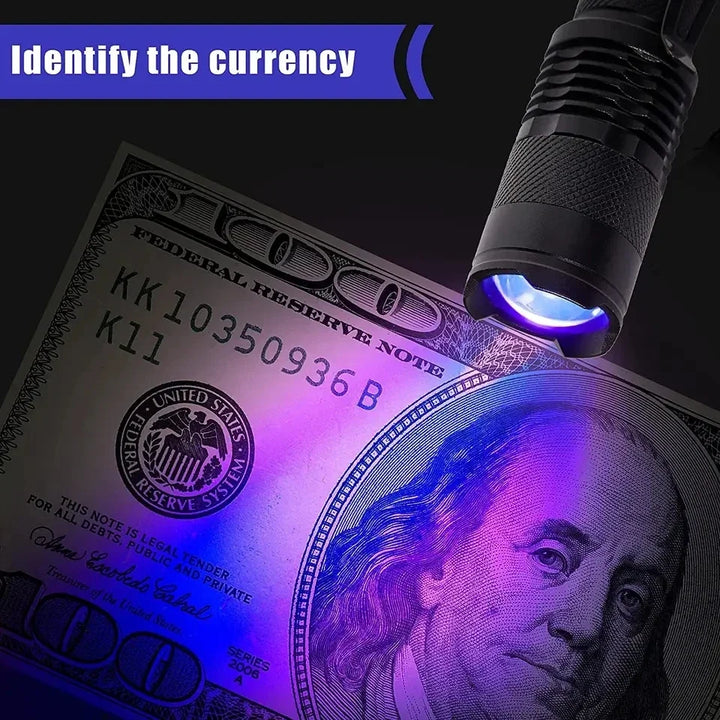 UV-Taschenlampe beleuchtet 100-Dollar-Schein zur Echtheitsprüfung, Sicherheitsmerkmal.