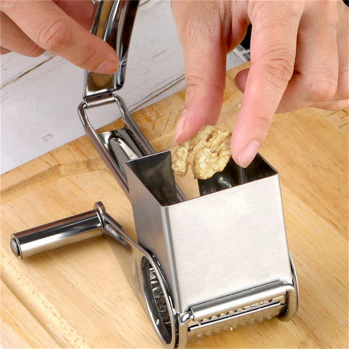 "Drehbare Käsereibe mit Handkurbel und Edelstahl-Trommeln, frontale Ansicht, ideal zum Reiben von Käse, Gemüse, Nüssen."