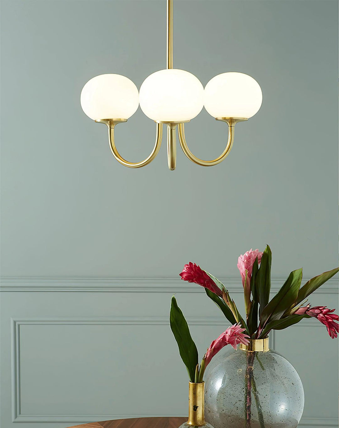Goldene Kronleuchter mit drei weißen Glaskugeln, moderne Beleuchtung, Wohnzimmerlampe.