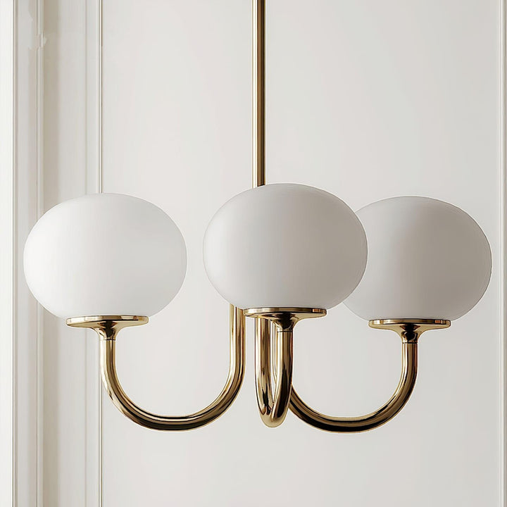 Goldene Kronleuchter mit drei weißen Glaskugeln, modernes Design, Wohnzimmerbeleuchtung.