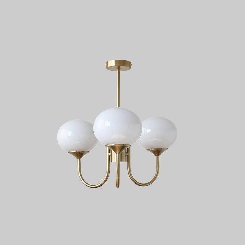 Moderne goldene Kronleuchter mit drei weißen Glaskugeln, elegantes Design, Wohnzimmerbeleuchtung.
