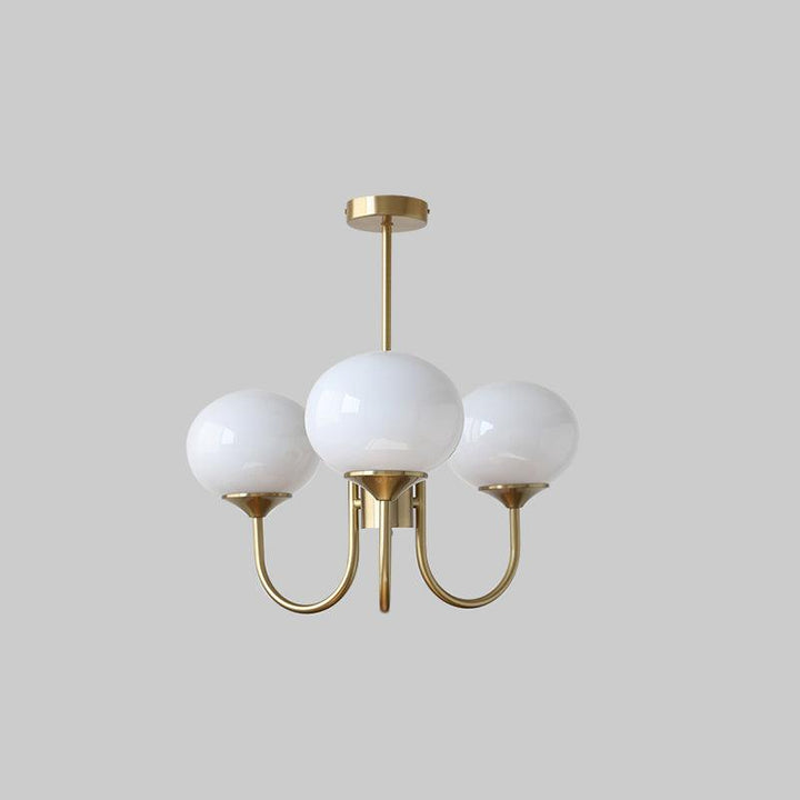Moderne goldene Kronleuchter mit drei weißen Glaskugeln, elegantes Design, Wohnzimmerbeleuchtung.