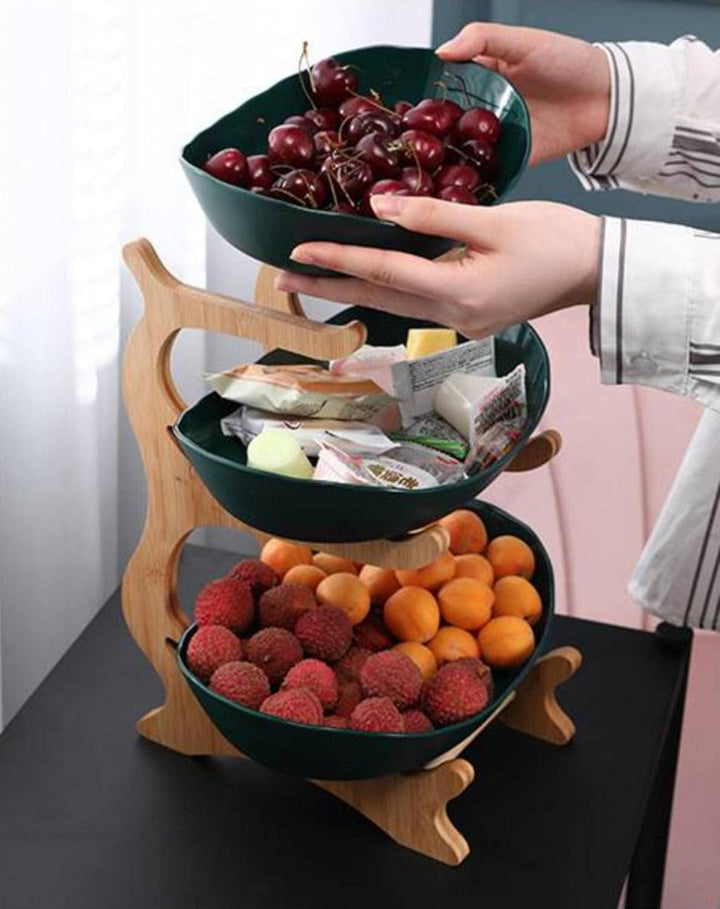 Dreistöckige Obstschale aus Holz mit Kirschen, Aprikosen, Litschis, ideal für Küche.